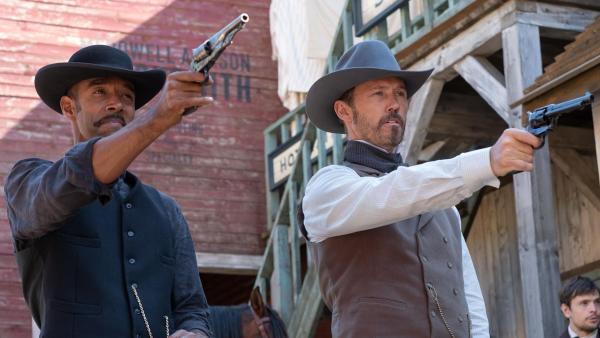 Bild 1 von 11: Henry (Kevin Harvey, l.); Roy Pulsipher (Jeffrey Donovan, r.)