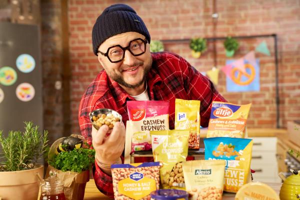 Bild 1 von 9: Sebastian Lege packt aus. Er widmet sich scheinheiligen Snacks. Pretzel Bites, Brotchips, Cracker und Honig-Salz-Nüsse - sie alle haben ein dunkles Geheimnis.