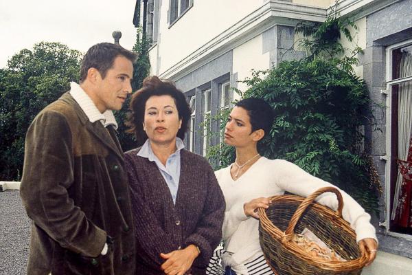 Bild 1 von 4: Im Bild: Andreas Brucker (Miles), Rita Russek (Liz), Sandra Speichert (Julia).