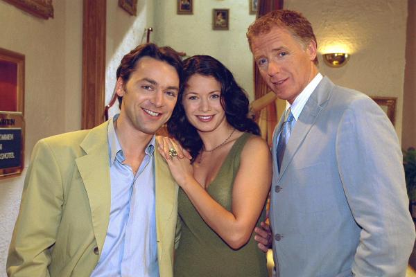 Bild 1 von 5: Im Bild (v.li.): Alexander Lutz (Harald Melzer), Pia Baresch (Harriet Conradi), Albert Fortell (Felix Hofstätter).