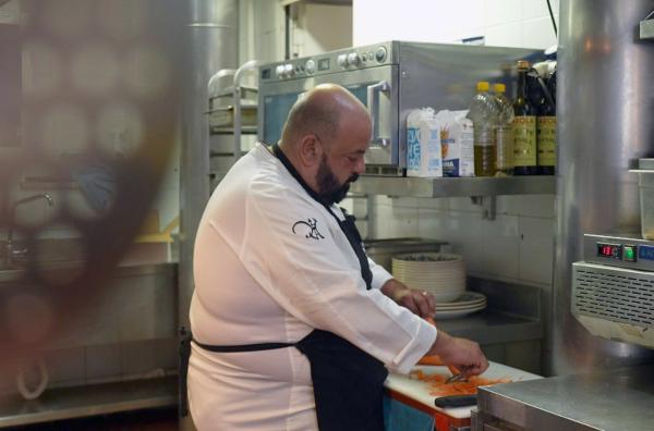Bild 1 von 3: Antoine erforscht das lokale Streetfood Palermos in Begleitung des Chefkochs Ignazio Giunta (im Bild).