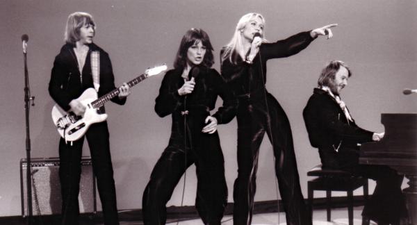 Bild 1 von 3: Zuschauen, mitsingen, tanzen: Werktags von Montag bis Freitag ab 15:15 Uhr gibt es im SWR für 45 Minuten die größten Kulthits aus sechs Jahrzehnten. Mit dabei: ABBA - Dancing Queen.