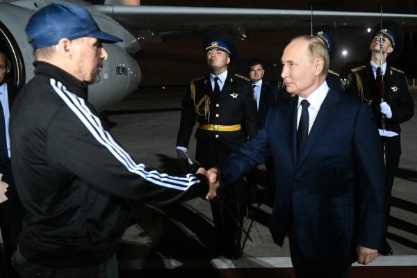 Bild 1 von 4: Die Agenten der russischen Geheimdienste sind ein scharfes Schwert Präsident Putins. Sie kämpfen an seiner Seite, um Russland wieder zu alter Größe zu führen und seine Macht zu sichern. In einem großen Gefangenenaustausch mit dem Westen holte der russische Präsident im Sommer 2024 hochrangige Agenten nach Hause und empfing sie persönlich am Flughafen in Moskau.