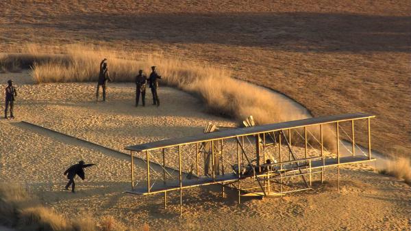 Bild 1 von 5: In Kitty Hawk, North Carolina, gelingt 1903 der erste Motorflug der Welt. Heute erinnert eine Skulptur an diesen Meilenstein der Luftfahrt.