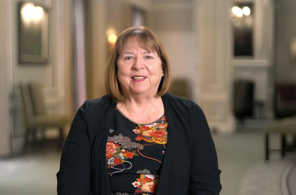 Bild 1 von 7: Dame Wendy Hall ist Professorin für Computerwissenschaften und Mitglied des UN-Beratungsgremiums für KI. Sie fordert die strikte Regulierung von künstlicher Intelligenz.