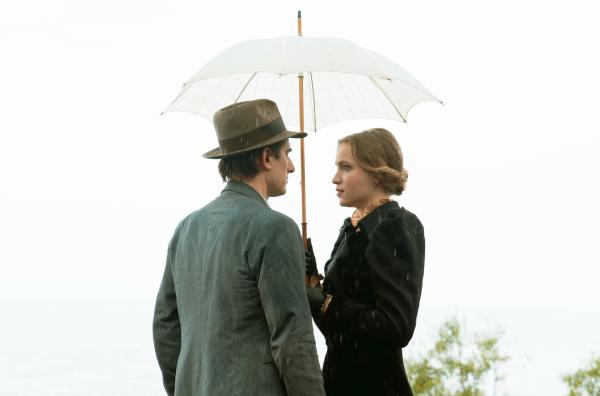 Bild 1 von 5: Martin Eden (Luca Marinelli) hofft, durch sein neu erworbenes Wissen die junge Elena Orsini (Jessica Cressy) zu beeindrucken und zu erobern.