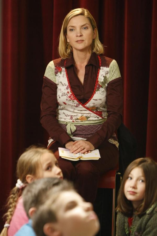 Bild 1 von 31: Die Vorsitzende des Elternbeirats, Tanja Blume (Susanne Pätzold), die dafür verantwortlich ist, dass Herr Boll seinen Job verloren hat, will Danni bestechen, damit sie die Anklage fallen lässt. Doch Danni kann so etwas nicht dulden ....