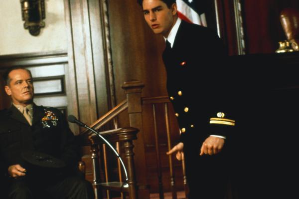 Bild 1 von 7: Lt. Daniel Kaffee (Tom Cruise, r.) will Colonel Nathan R. Jessup (Jack Nicholson, l.) aus der Reserve locken, indem er ihn mit seinen Fragen unter Druck setzt. Kaffee vermutet, dass Jessup eine wichtige Rolle in dem Mordfall spielt, doch der Colonel lässt sich nicht leicht aus der Ruhe bringen.