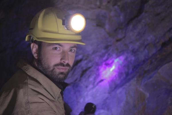 Bild 1 von 2: Presenter Derek Muller in einer Uran-Mine im tschechischen Jachymov.