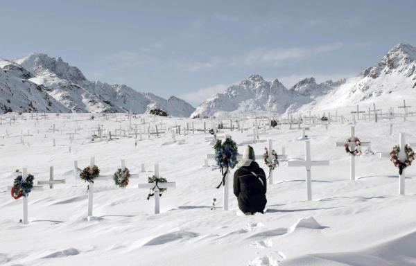 Bild 1 von 7: Gräber im Eis: Jeder Grönländer hat in seiner Familie und im Bekanntenkreis Selbstmorde erlebt.