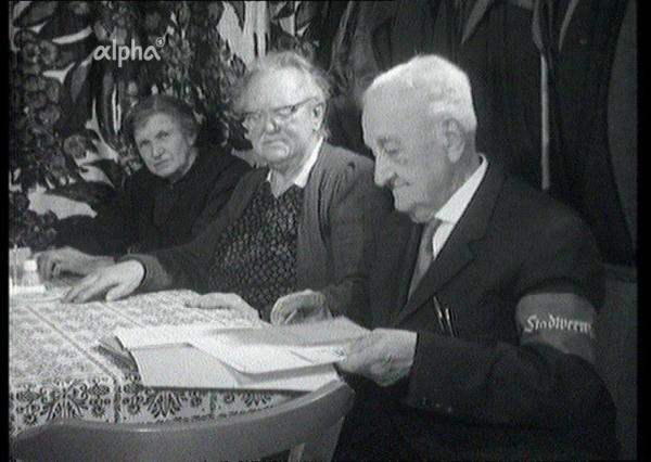 Bild 1 von 6: Weihnachten 1945 - friedlich, aber kalt: Menschen in einer Wärmestube.