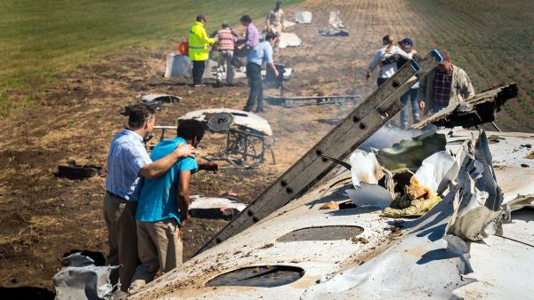 Bild 1 von 3: Zivillisten und Noteinsatzkräfte bergen und versorgen die überlebenden Passagiere.