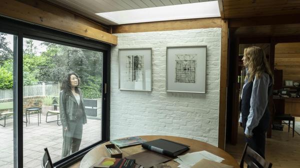 Bild 1 von 8: Eve (Sandra Oh, l.); Villanelle (Jodie Comer, r.)