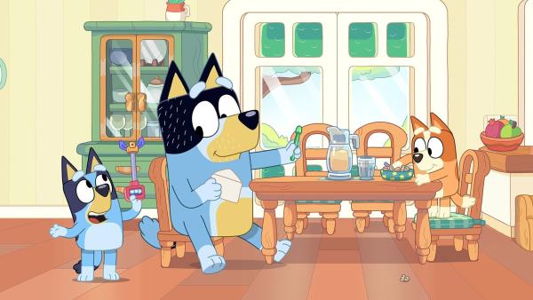 Bild 1 von 3: Als Bluey und Bingo mit Papa im Garten spielen, entdeckt Bingo ein Wandelndes Blatt. Sie möchte es Papa zeigen, aber dieser ist zu sehr mit dem Spiel beschäftigt, um sie zu bemerken.