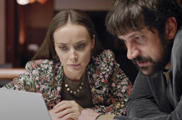 Bild 1 von 3: Um den Fall aufzuklären, macht sich Olga (Kseniia Mishyna) den Investigativjournalisten Stribor (Goran Bogdan) zum Verbündeten.