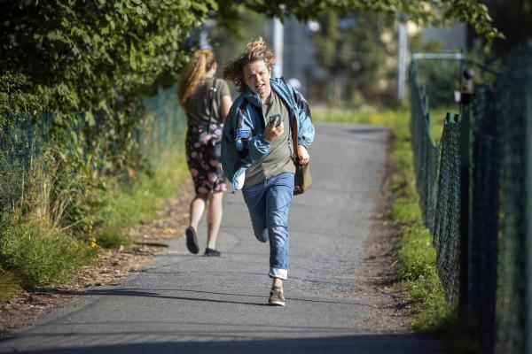 Bild 1 von 9: Adam (Olle Cardell) ist mit seinen Eltern vom Land nach Göteborg gezogen. Er muss alleine mit der Straßenbahn in seine neue Schule fahren und kommt gleich an seinem ersten Schultag zu spät.