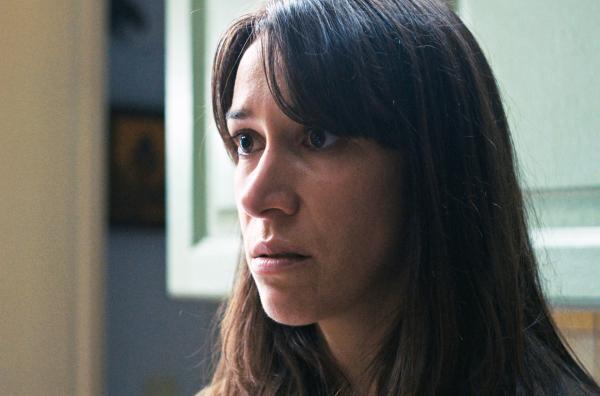 Bild 1 von 3: Cathy (Lucile Vignolles) glaubt nicht daran, dass es bei dem tödlichen Autounfall mit rechten Dingen zuging. Ist sie vielleicht sogar einem Mord auf der Spur?