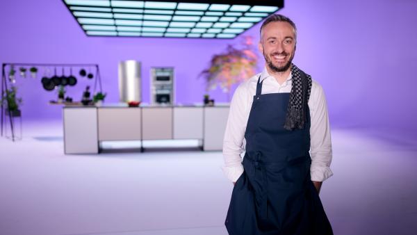 Bild 1 von 2: Jan Böhmermann in der Küche von \