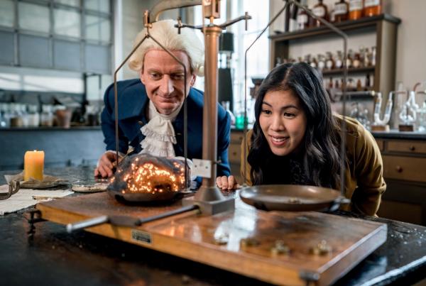 Bild 1 von 11: Mai Thi Nguyen-Kim trifft auf ihrer Zeitreise durch die Geschichte den Wissenschaftler Joseph Priestley.