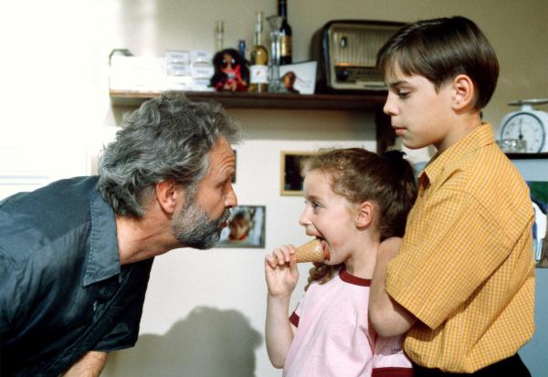 Bild 1 von 8: Der Schriftsteller Tom Dellwig (Peter Sattmann, links) kümmert sich um Bibi (Pamela Marquardt, Mitte) und Max (Marco Bretscher-Coschignano).