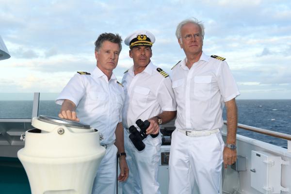 Bild 1 von 16: Gespannt warten Kapitän Burger (Sascha Hehn, M.), Dr. Sander (Nick Wilder, l.) und Oskar Schifferle (Harald Schmidt, r.) auf die Ankunft ihrer neuen Kollegin.