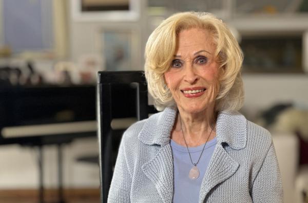 Bild 1 von 8: Jazz, Soul und Sound - die legendäre SWR Big Band feiert ihr 75jähriges Jubiläum! Die inzwischen 97-jährige Bibi Johns erinnert sich noch gut daran, wie sie 1951 als junges Mädchen in ihrem VW Käfer von Schweden nach Stuttgart fuhr, um als erste Sängerin beim Südfunk Tanzorchester mitzuwirken.