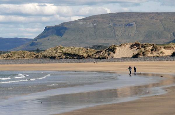 Bild 1 von 2: Der schmale Grat zwischen Liebe und Freundschaft ist ein zentrales Thema in den Romanen der irischen Autorin Sally Rooney.
