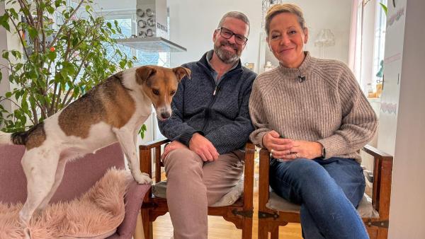 Bild 1 von 1: Im Bild: Gerold Rudle und Monica Weinzettl mit ihrer Hündin Piper.