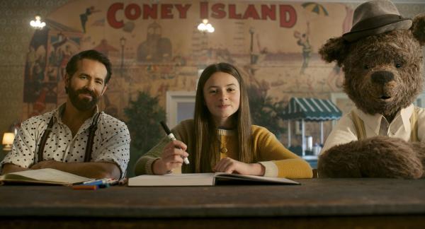 Bild 1 von 14: Cal (Ryan Reynolds, l.); Bea (Cailey Fleming, r.)