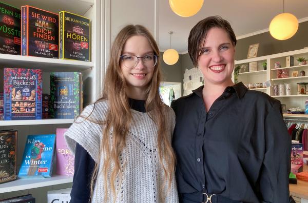 Bild 1 von 3: Die beiden Riekes leben in Jever ihren Traum: Mitten im Ort haben sie einen Laden rund um das Phänomen New Adult eröffnet.