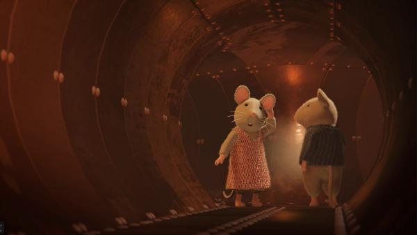 Bild 1 von 2: Julia (links) und Sam (rechts) haben in ihrem Geheimversteck im Keller des Mäusehauses eine Tunnelöffnung entdeckt. Noch wissen sie nicht, wohin sie dieser Tunnel führen wird.
