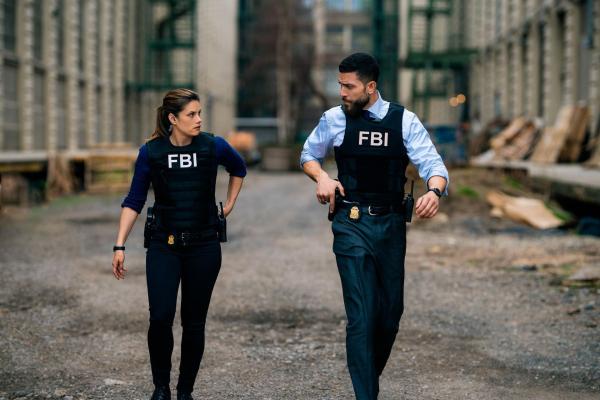 Bild 1 von 8: Special Agent Maggie Bell (Missy Peregrym, l.); Special Agent Omar Adom 'OA' Zidan (Zeeko Zaki, r.)
