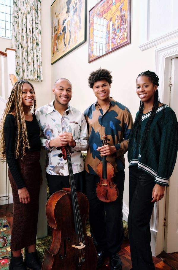 Bild 1 von 3: Sheku Kanneh-Mason (2.v.l.) und seine Familie: Die Dokumentation unternimmt auch einen Streifzug durch den lebendigen und bunten Londoner Stadtteil Peckham.