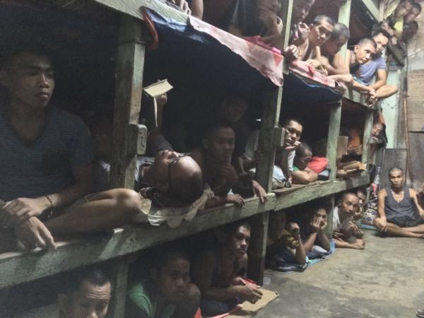 Bild 1 von 3: Das South Cobato Jail auf der philippinischen Insel Mindanao ist vollkommen überfüllt.