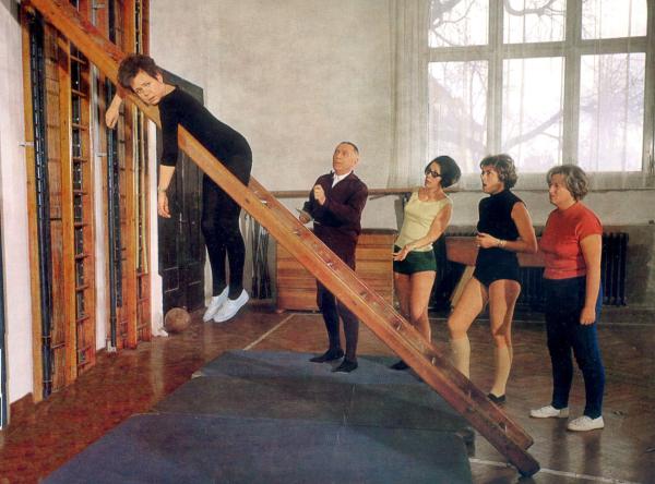Bild 1 von 1: Fräulein Pollhagen (Ruth Stephan, li.) zeigt bei einer Turnstunde, die die Schüler den Lehrern des Mommsen-Gymnasiums eingebrockt haben, bei allem Eifer unübersehbare Schwächen. Studiendirektor Taft (Theo Lingen, 2. v. li.) ist enttäuscht.