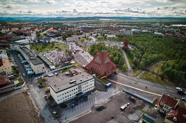 Bild 1 von 2: Der Höhepunkt des Umzugs von Kiruna: der Ortswechsel der 113 Jahre alten Kirche