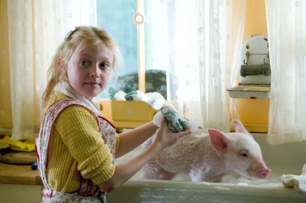 Bild 1 von 17: So ein kleines Schwein kann natürlich nicht wissen, wie man sich nach dem Toben im Schlamm wieder sauber bekommt. Glücklicherweise weiß Fern (Dakota Fanning), wie man kleine Racker säubert ...