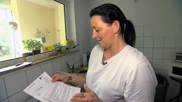 Bild 1 von 3: Natascha mit ihrem Rentenbescheid