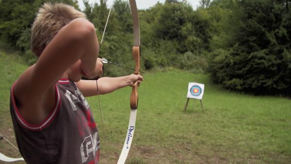 Bild 1 von 3: Zum Programm im ADHS-Camp gehört auch Bogenschießen.