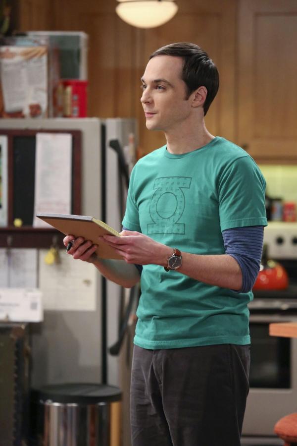 Bild 1 von 35: Mit aller Kraft versucht Sheldon (Jim Parsons) zu lernen, wie man Menschen zum Lachen bringt ...