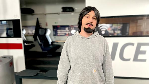 Bild 1 von 6: Deutsche Bahn: Die Insider: Die Tricks des Eisenbahnriesen: Vier Angestellte packen aus. Sie entlarven die Öko-Versprechen der Bahn, decken Hygienemängel auf und warnen vor teuren Ticket-Fallen.