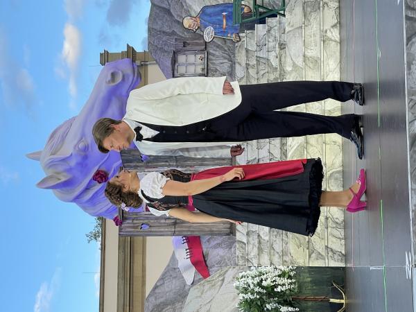 Bild 1 von 15: Oberkellner Leopold (Volker Heißmann) mit seiner Chefin Josepha Vogelhuber (Isabel Blechschmidt).