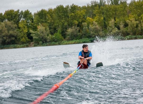 Bild 1 von 5: Ole Rehwald (14) ist zum ersten Mal in seinem Leben Wasserski im Sitzen gefahren. Möglich wurde die unvergessliche Erfahrung in einem Wasserskicamp am Hufeisensee in Halle.