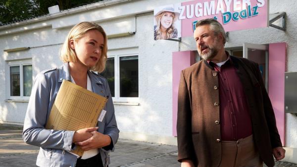 Bild 1 von 5: Die Kommissare Winter (Vanessa Eckart, l.) und Stadler (Dieter Fischer, r.) konnten die am Tatort entwendete Akte wiederfinden.