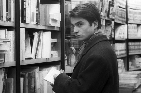 Bild 1 von 3: Der mittellose Daniel (Jean-Pierre Léaud) stiehlt Bücher, um sie zu lesen und dann zu verkaufen.