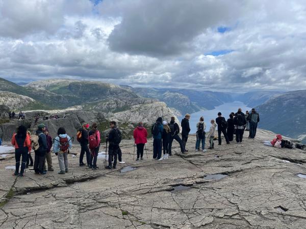 Bild 1 von 4: Schlange stehen fürs Erinnerungsfoto: Viele Ausflugsziele in Norwegen sind inzwischen überlaufen.