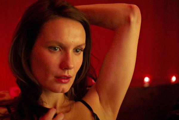 Bild 1 von 7: Die anderen Mitarbeiterinnen im Bordell wissen nichts davon, dass Emma (Ana Girardot) ein Buch über ihre Erfahrungen schreiben wird.