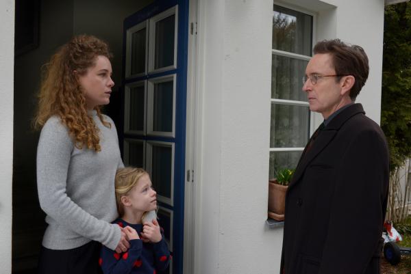 Bild 1 von 12: Anne (Klara Deutschmann, l.) und ihre Tochter (Merle Staacken, M.) erhalten überraschenden Besuch von Stefan Meinhard (Arnd Klawitter, r.).