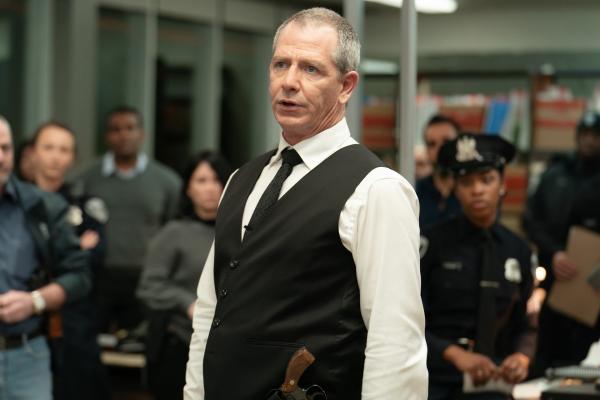 Bild 1 von 4: Lammark (Ben Mendelsohn) versucht seine Mitarbeiter (Komparsen) und Mitarbeiterinnen (Komparsinnen) auf die Jagd nach dem Serienmörder einzuschwören.