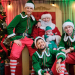 Drei Weihnachtsmänner und ein Baby